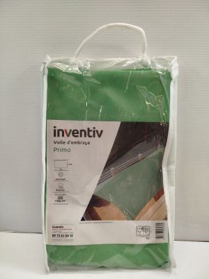 le sac contient une feuille verte et une poignée blanche