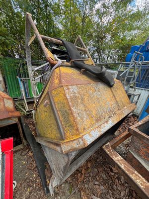 un tas de ferraille dans une casse, à côté d'un autre tas de ferraille