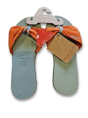 une paire de tongs accrochée à un cintre