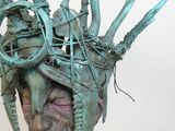 une sculpture représentant un homme dont la tête est en métal