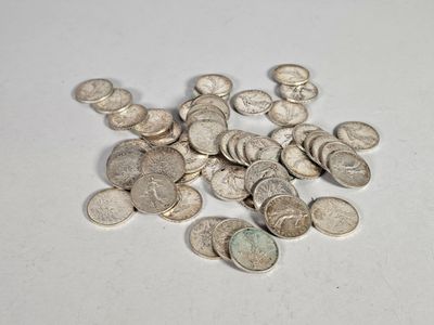 une pile de pièces d'argent sur une surface blanche