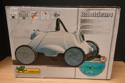 une boîte contenant une petite voiture posée sur une table