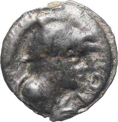 un gros plan d'une pièce de monnaie avec un visage dessus