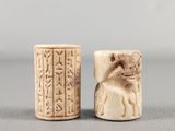 deux petites figurines en ivoire portant des inscriptions égyptiennes