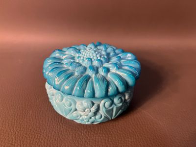 CURT SCHLEVOGT (1869-1959). Boîte circulaire en verre moulé …