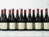six bouteilles de vin sont alignées sur une table