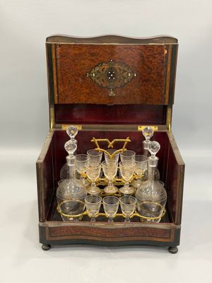 une image représentant une boîte en bois contenant un ensemble de verres