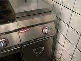 une cuisinière et un four dans un coin de la cuisine
