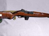 un fusil et un chapeau posés sur une surface blanche