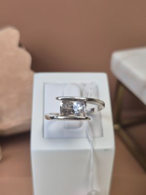 une bague qui se trouve dans une boîte sur une table