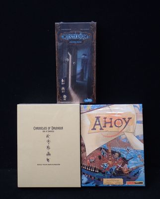 deux livres posés l'un à côté de l'autre sur une table