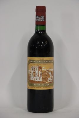 une bouteille de vin posée sur une table