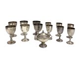 un ensemble de gobelets et de tasses en argent sur fond blanc
