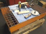 une table sur laquelle se trouvent de nombreux outils