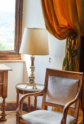 deux chaises et une table dans le coin d'une pièce