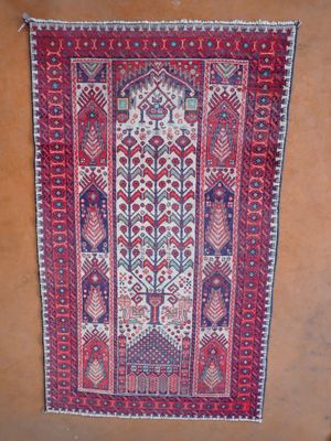 Tapis en laine noué main, dim 104x175 cm (usures)