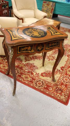 Table à jeux en bois de placage à décor imitant la marqueterie, r...