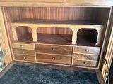 un meuble TV en bois avec des tiroirs et une étagère