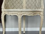 un banc blanc posé à côté d'une commode