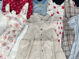 beaucoup de vêtements de bébé qui traînent par terre