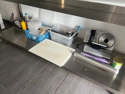 un plan de travail de cuisine sur lequel se trouve une planche à découper