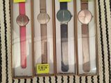 trois montres se trouvent dans une boîte posée sur une surface rayée