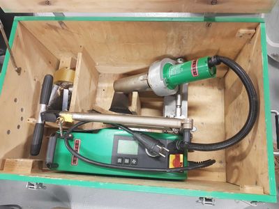 une machine qui se trouve à l'intérieur d'une caisse en bois