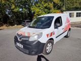 une camionnette blanche garée sur le parking