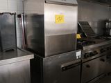 une grande cuisinière en acier inoxydable dans une cuisine professionnelle