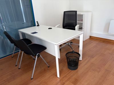 MOBILIER de BUREAU comprenant tables, fauteuils, armoires, c…