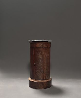 une vieille armoire en bois avec un plateau en marbre, sur fond gris