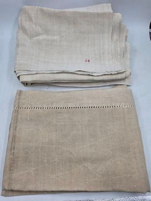 620 / CH-C8 / Lot de deux draps en coton bi présentant …
