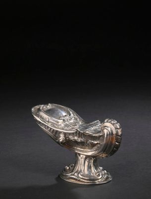 un bol plaqué argent orné d'un poisson sur un fond noir