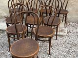 six chaises en bois alignées sur le gravier