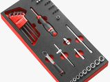 un gros plan sur un ensemble d'outils dans une boîte rouge sur fond blanc