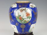 une image représentant un vase bleu orné de fleurs et d'oiseaux