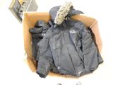 un carton contenant une veste et une paire de chaussures