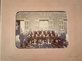 un groupe de personnes posant pour une photo devant un bâtiment