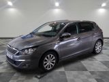 la voiture grise est garée sur un sol en damier dans le garage