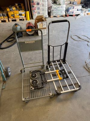 un chariot posé par terre dans le garage