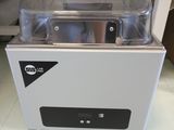 une boîte blanche munie d'un couvercle transparent, posée sur un sol carrelé