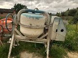 une bétonnière garée au milieu d'un champ