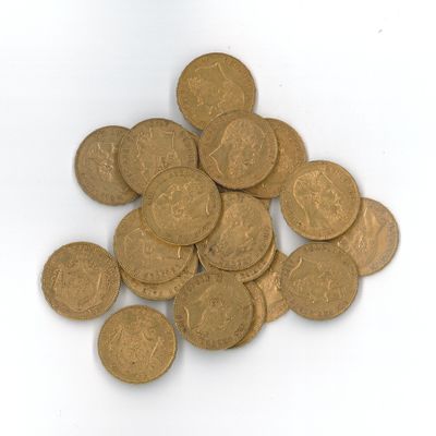 une pile de pièces d'or sur une surface blanche