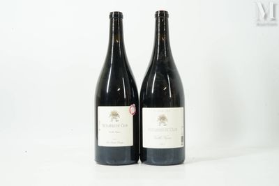 deux bouteilles de vin posées l'une à côté de l'autre sur une surface blanche