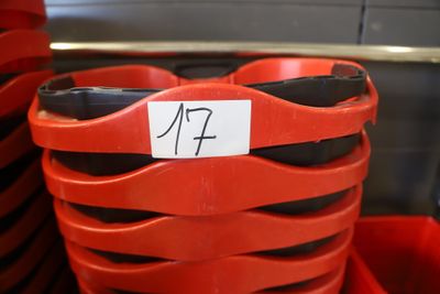 un panier rouge muni d'une poignée noire et d'une étiquette blanche