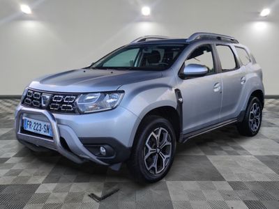 Le nouveau SUV Dacia est garé dans un showroom.