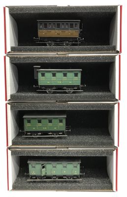trois wagons exposés dans une vitrine