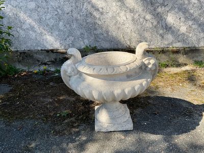 Belle vasque en pierre à godrons sur piédouche, les prises à…