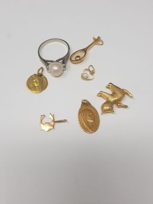 a close up of a ring with a bird and other items on it