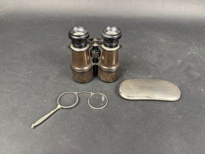 une paire de lunettes et une paire de ciseaux à côté d'une paire de ciseaux